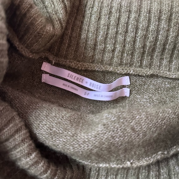 Urban Outfitters Silence + Noise Olive Off Shoulder Sweater - Picture 3 of 5